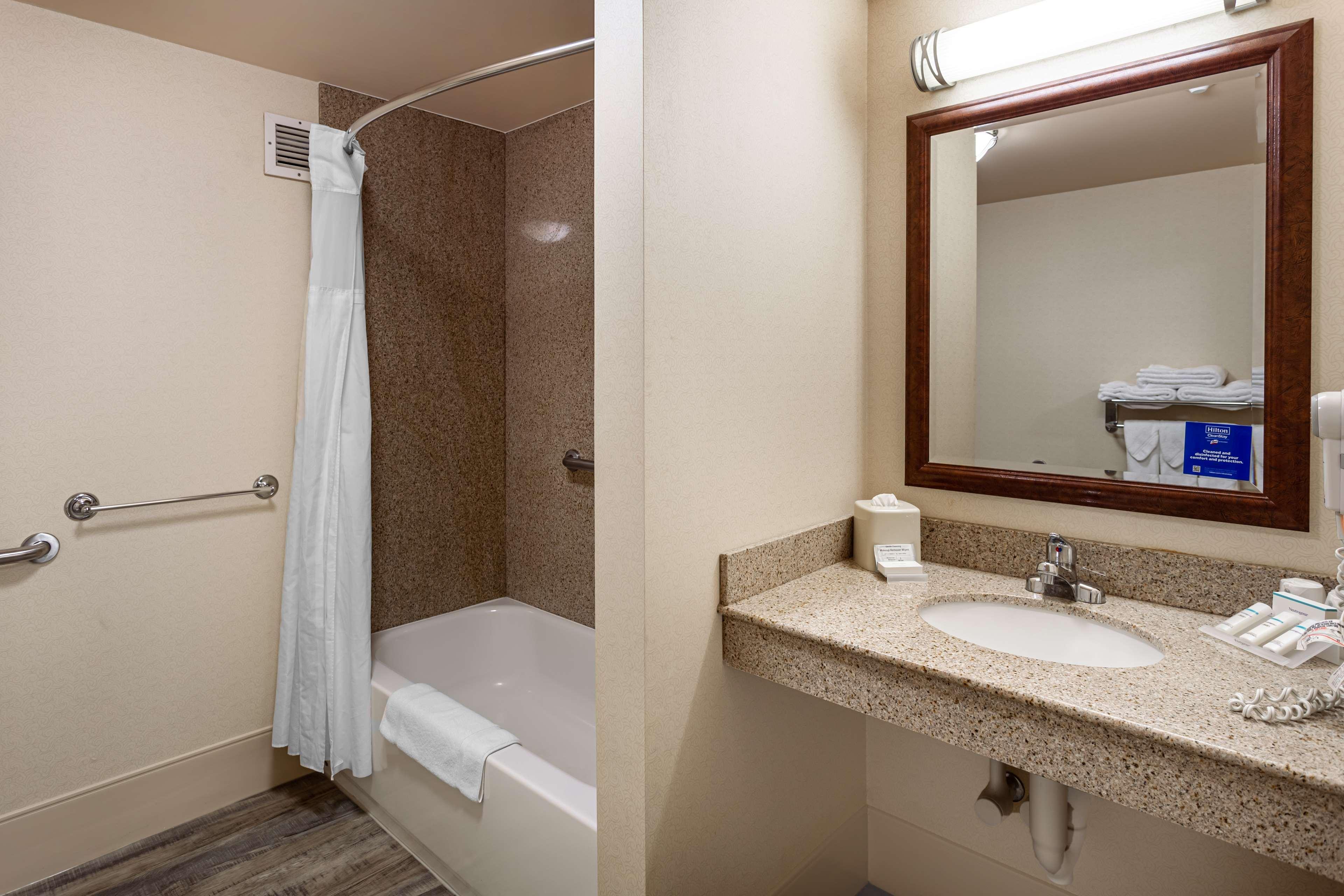 Hilton Garden Inn Уустер Екстериор снимка